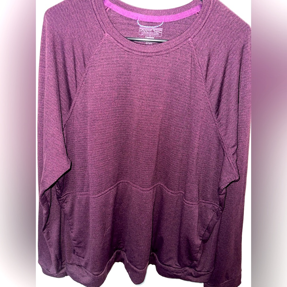 kangaroo style light weight Patagonia sweater